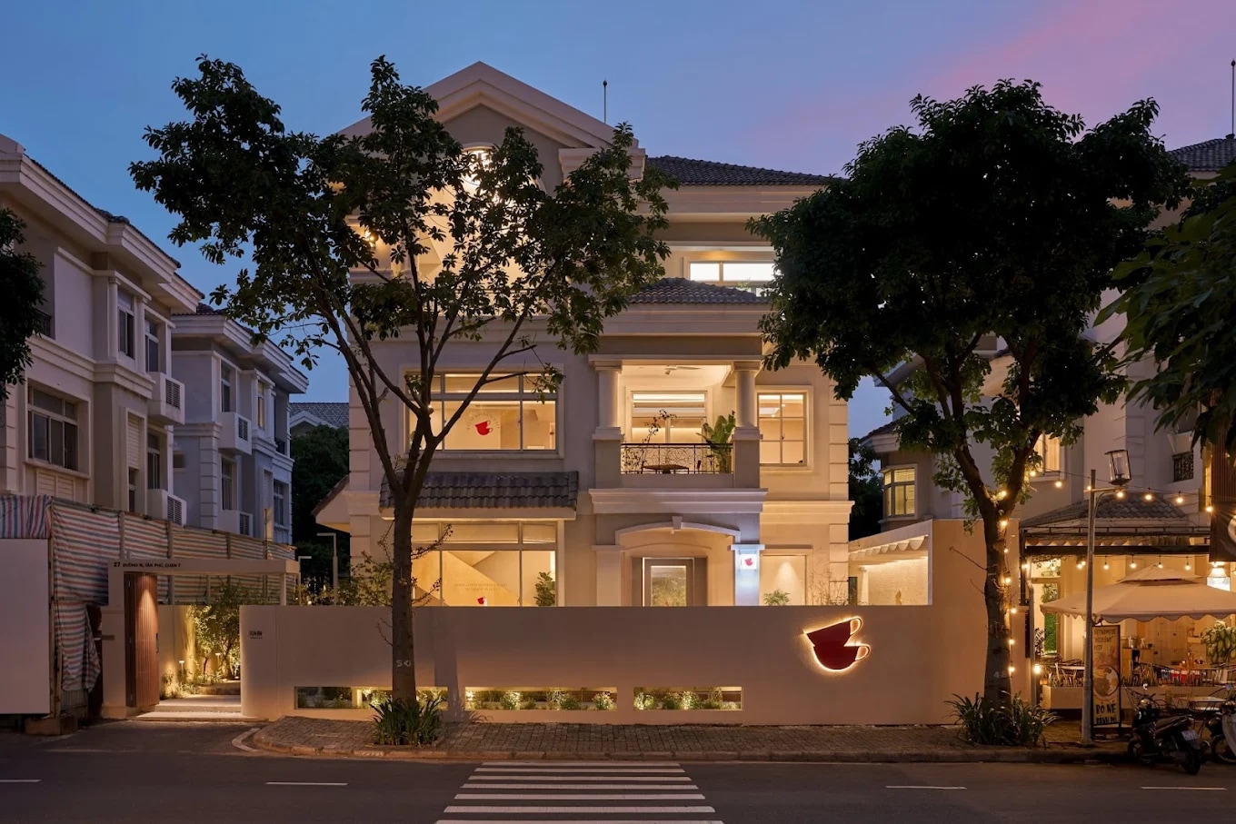 Raum Brunch Cafe features a youthful Korean style with a very spacious setting 